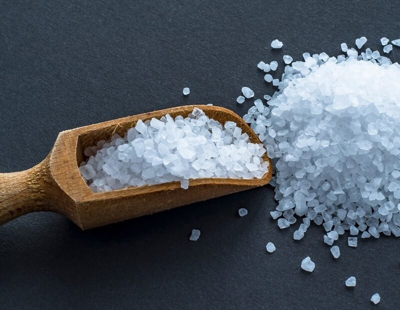 Limpieza energética con sal gruesa, guía definitiva para sacar malas vibras de tu casa